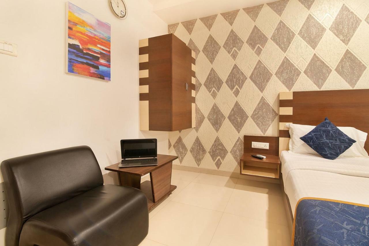 Hotel Sheetal Plaza Surat Exterior foto